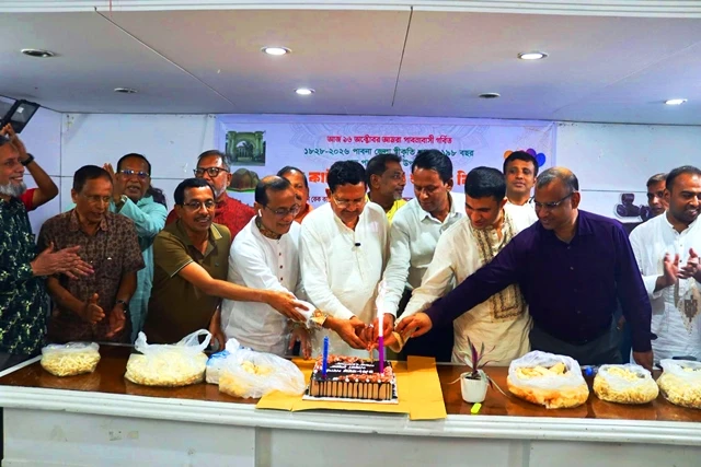 পাবনা জেলা স্বীকৃতি লাভের ১৯৮ বছর পূর্তিতে কেক কাটা, মিষ্টি মুখ