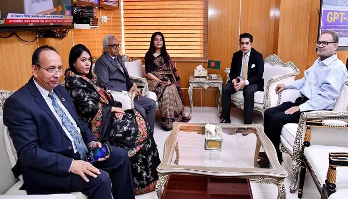 তথ্যমন্ত্রীর সঙ্গে নবনিযুক্ত প্রধান তথ্য কমিশনার ও দুই কমিশনারের সাক্ষাৎ