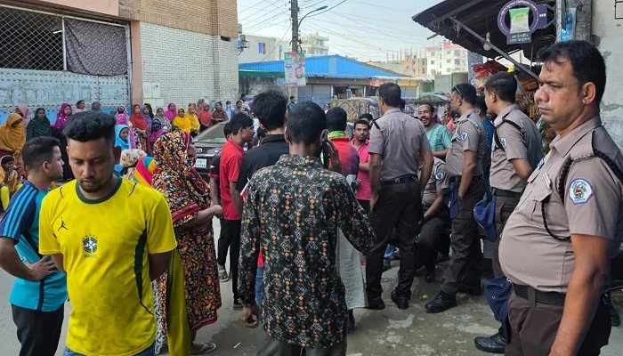 বকেয়া-বেতনের দাবিতে গাজীপুরে শ্রমিকদের সড়ক অবরোধ