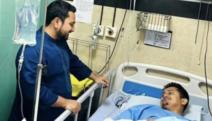 সারজিস দেখতে হাসপাতালে গেলেন নাহিদ।