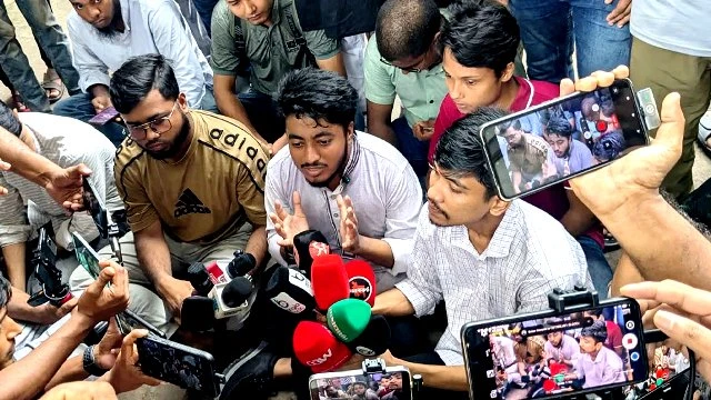 ৭ কলেজের শিক্ষার্থীদের অবস্থান কর্মসূচি