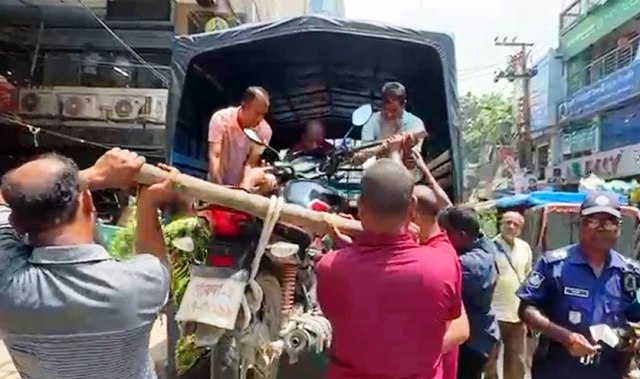 পাবনায় ২০টি যানবাহন জব্দ, মামলা ২৪টি