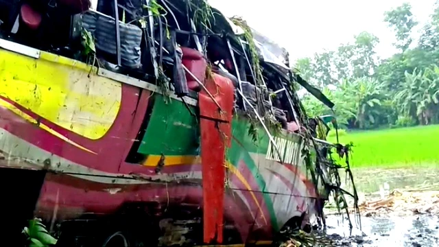 গোপালগঞ্জে যাত্রীবাহী বাস খাদে পড়ে ৩ জন নিহত