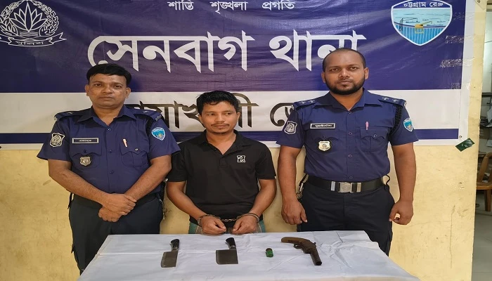 সেনবাগে তোষকের নিচে দেশীয় অস্ত্র ,যুবক গ্রেপ্তার