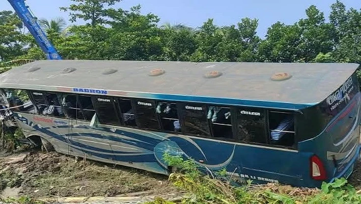 হেলপার চালাচ্ছিল বাস, খাদে পড়ে আহত ১০