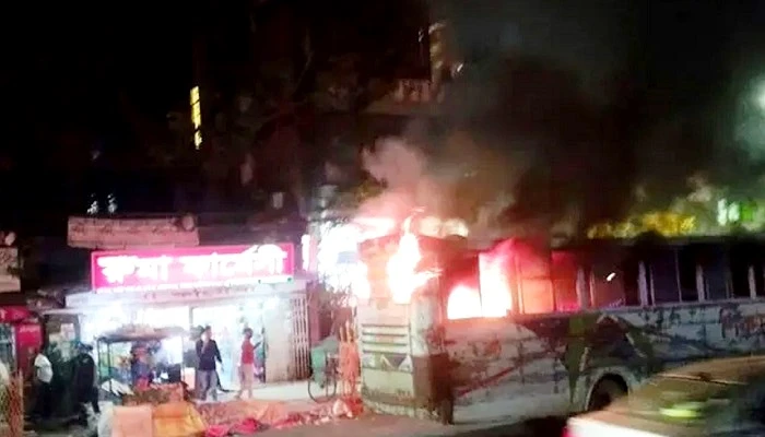 মিরপুরে যাত্রীবাহী বাসে চলন্ত অবস্থায় আগুন