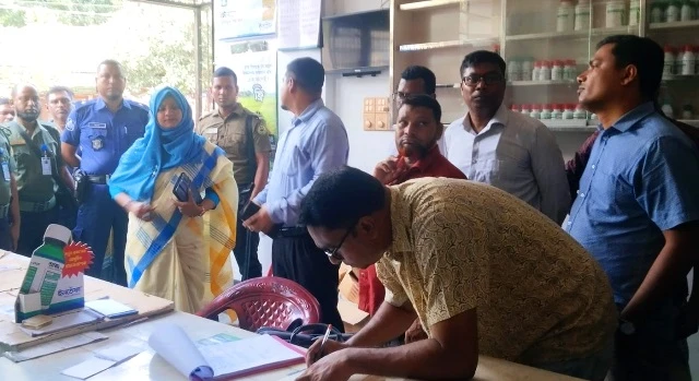 পাবনায় অবৈধভাবে সার মজুতের দায়ে দুই ব্যবসায়ীর জরিমানা