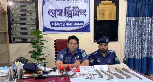 বটগাছের নিচে বস্তায় মিলল ১৫ রাউন্ড গুলি, দেশীয় অস্ত্র