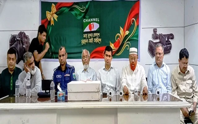 জ্যেষ্ঠদের সম্মান জানিয়ে মঞ্চের এক পাশে বসলেন এমপি শিমুল বিশ্বাস !