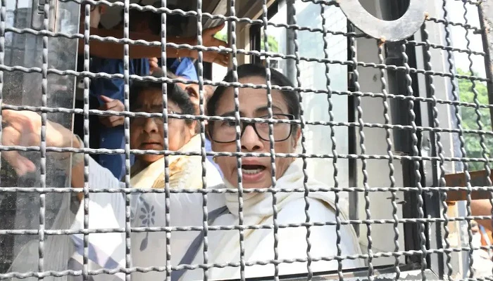 এবার দিল্লিতে আটক মমতা বন্দ্যোপাধ্যায়